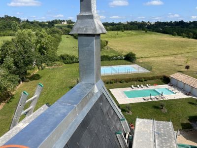 Bonzac, façonnages d’éléments de zingueries pour assurer l’étanchéité et la gestion des Eaux Pluviales de la tour d’un château